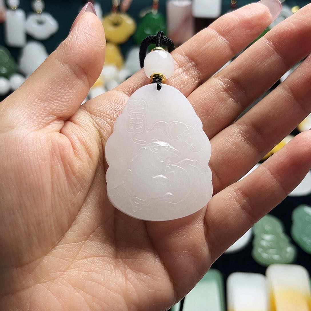 石英质玉未镶嵌颈饰