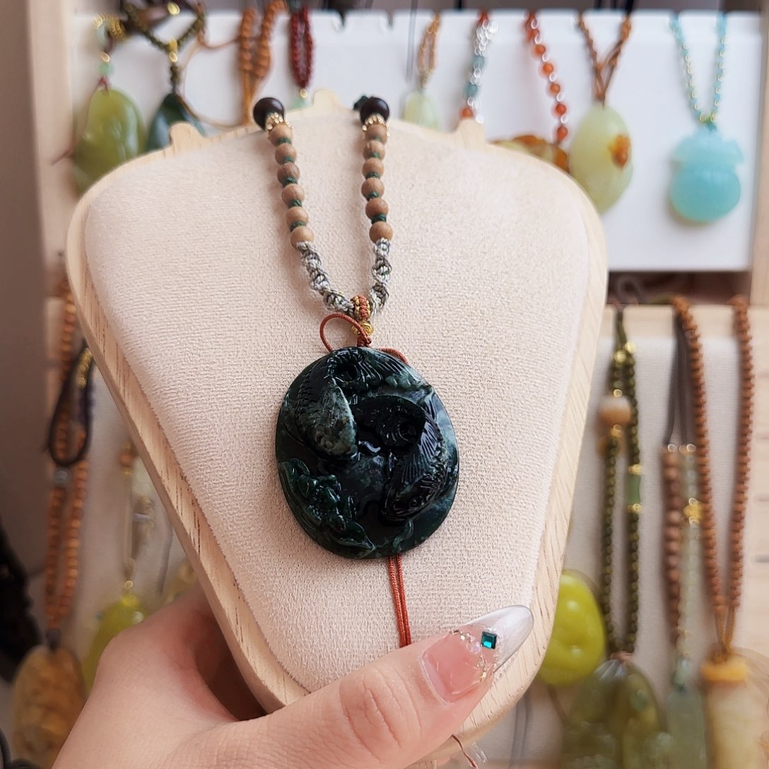 蛇纹石玉未镶嵌颈饰