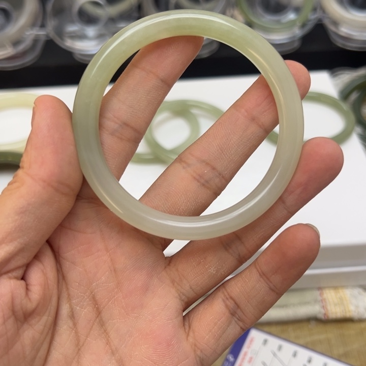 快***姚和田玉未镶嵌手镯