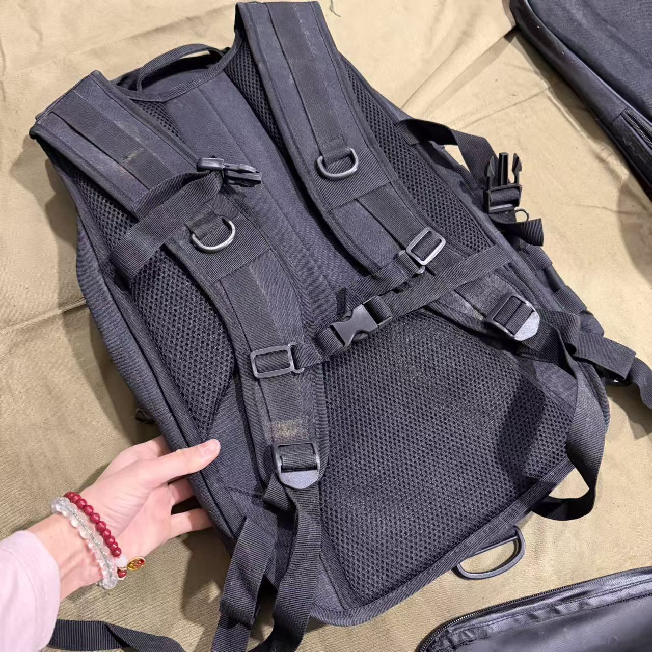 双肩包 多口袋 有痕迹