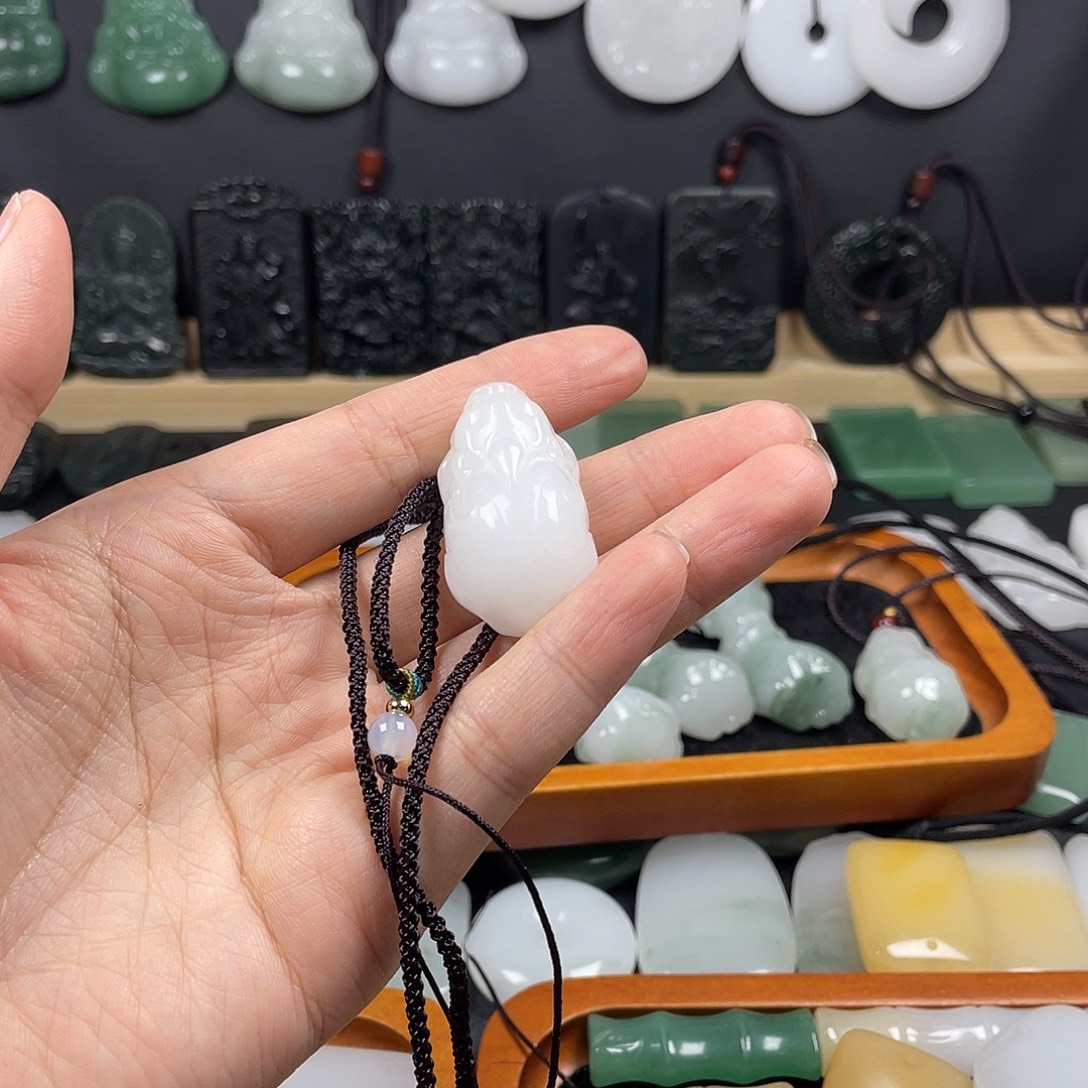 石英质玉（金丝玉）未镶嵌颈饰