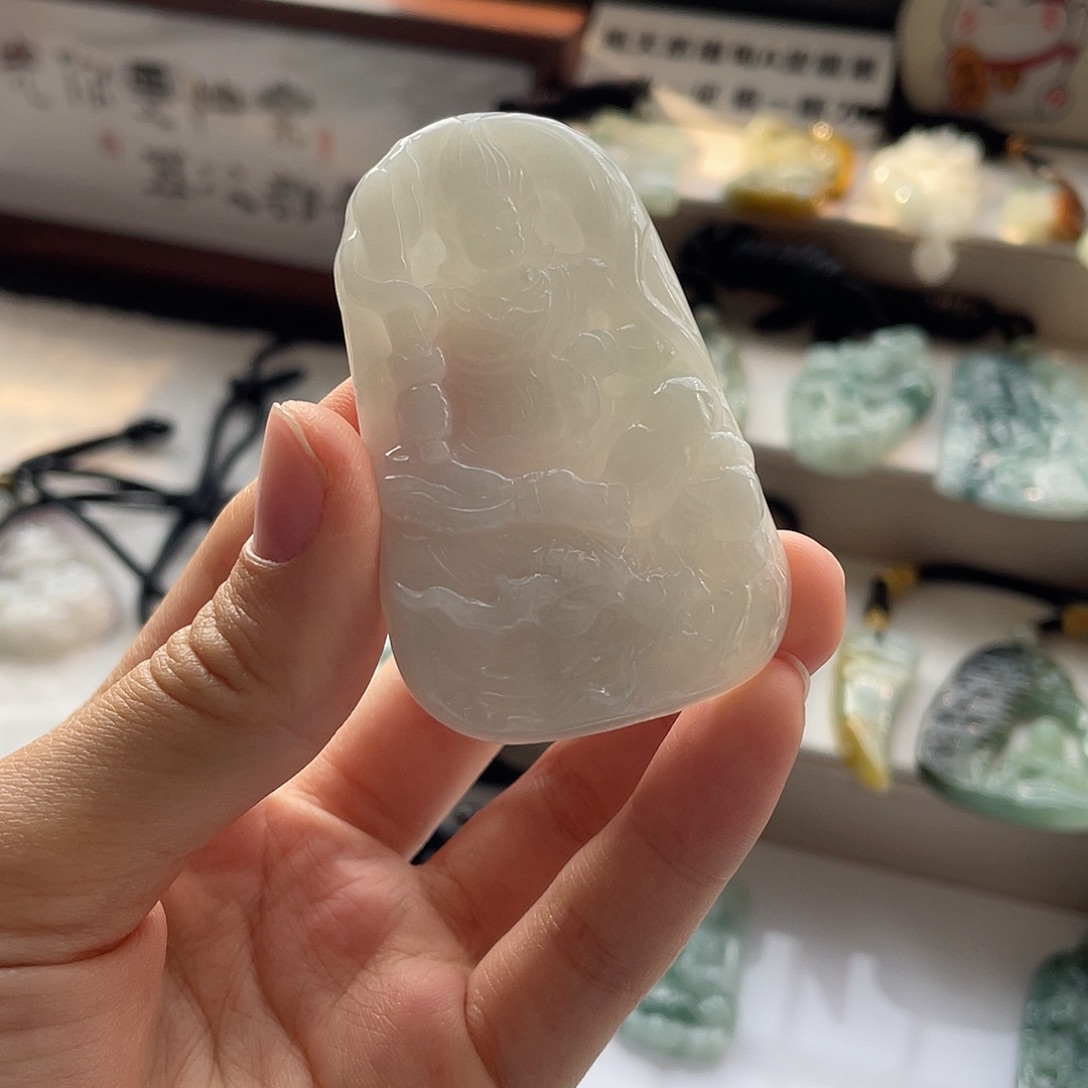 万***调翡翠未镶嵌颈饰不动