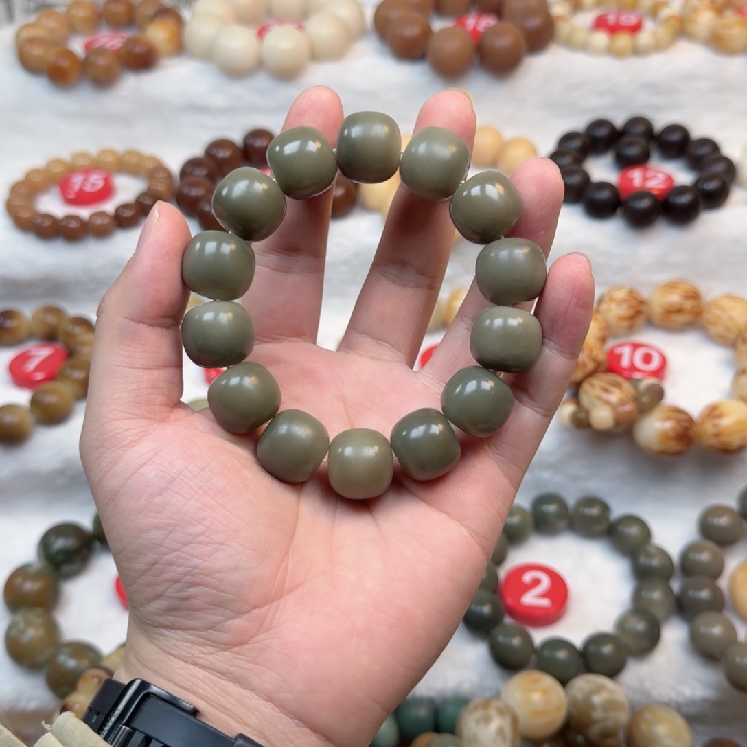 毕***吊坠白玉菩提卡18手工干磨阴皮料老型