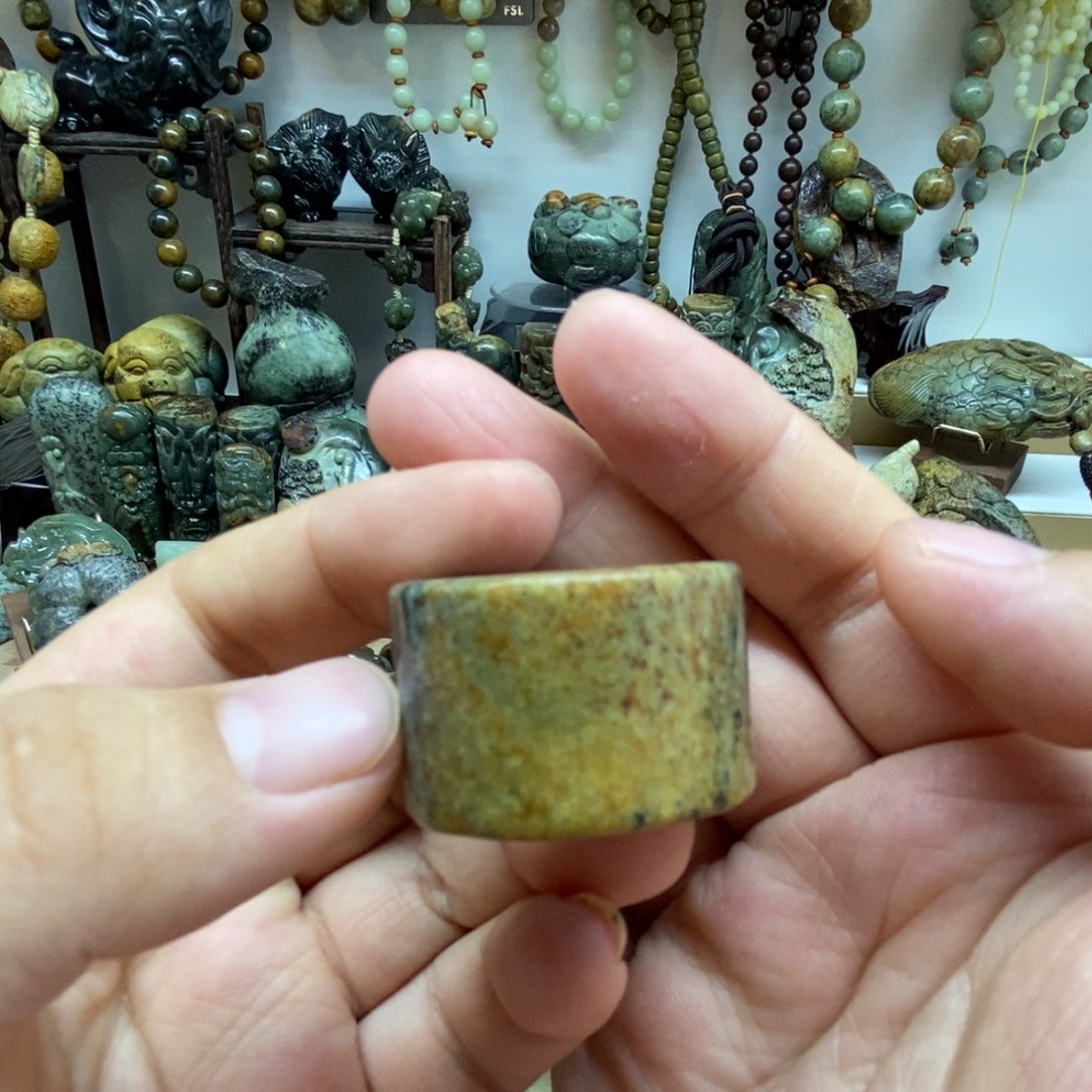 未镶嵌岫岩河磨玉（透闪石质玉）把件