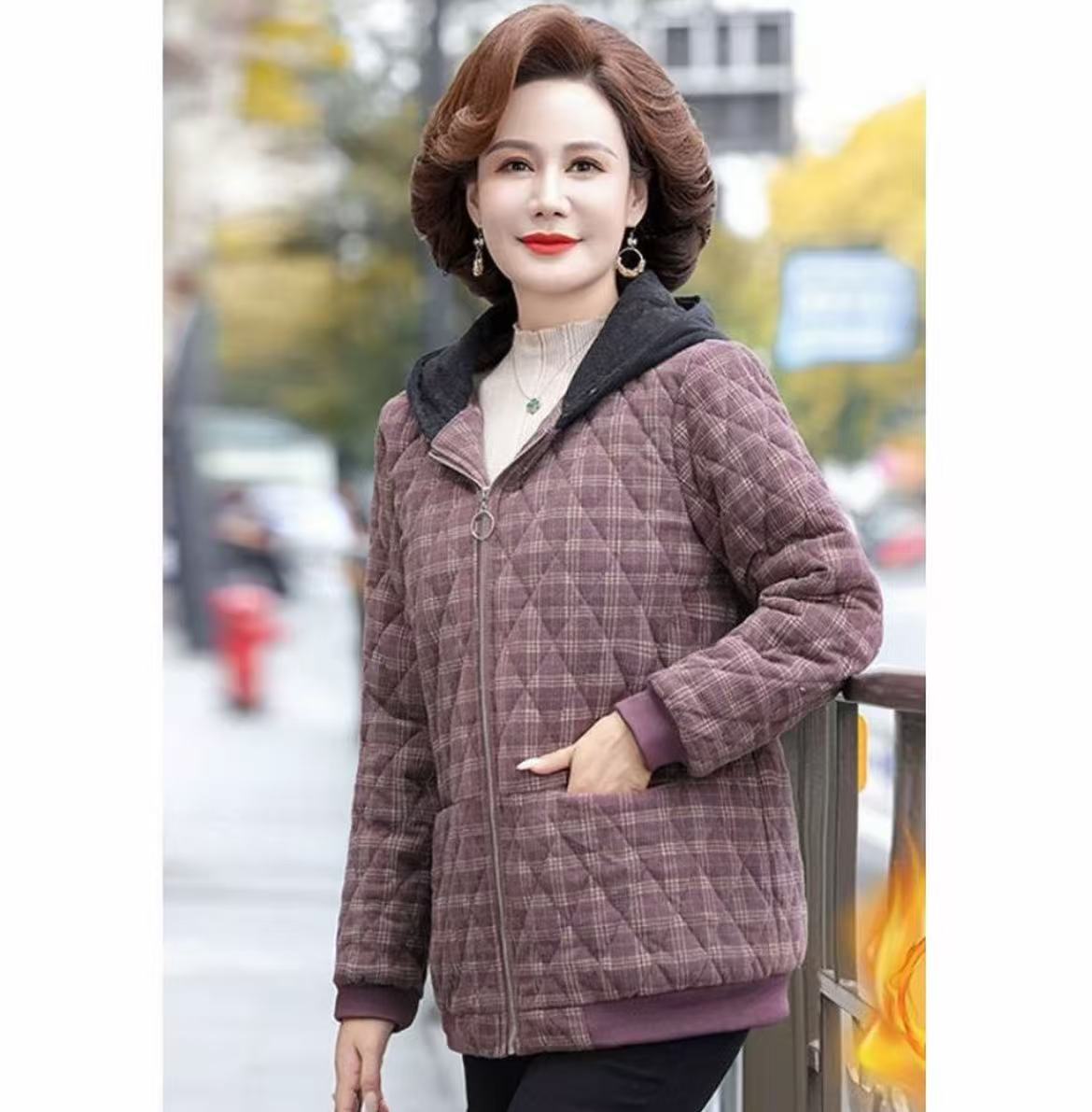5060-时尚格纹保暖连帽中老年女外套洋气时尚