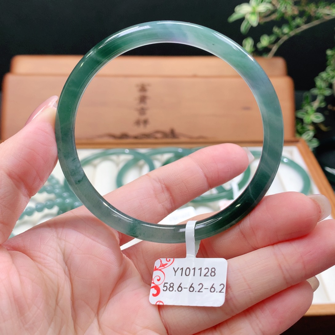 翡翠手镯未镶嵌天然