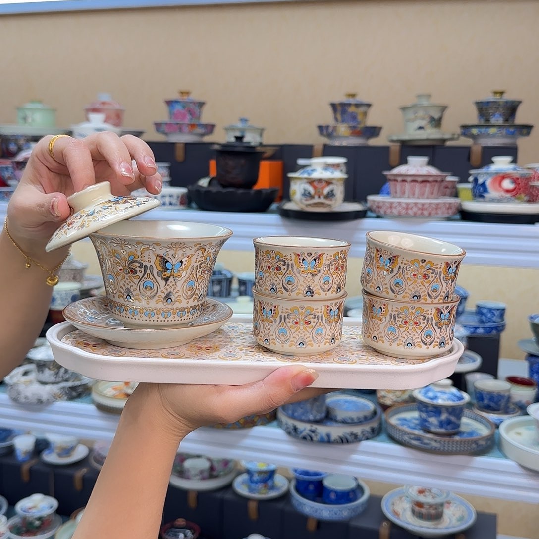 盖碗里的水煮开后放入锅中煮开