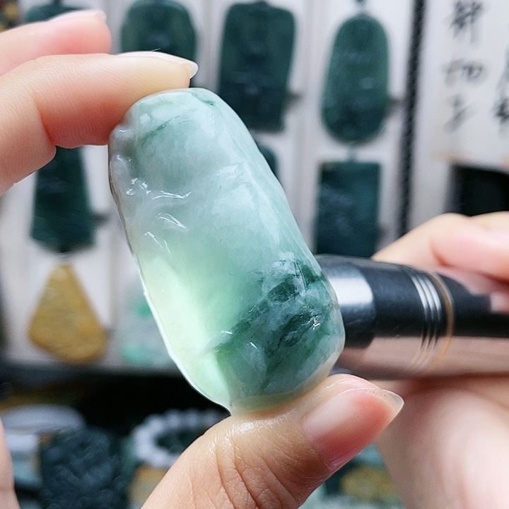 颈饰足铂镶嵌翡翠翡翠