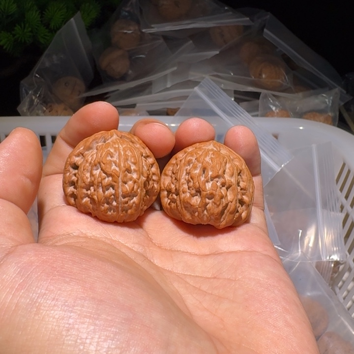 文玩核桃吊坠白狮子