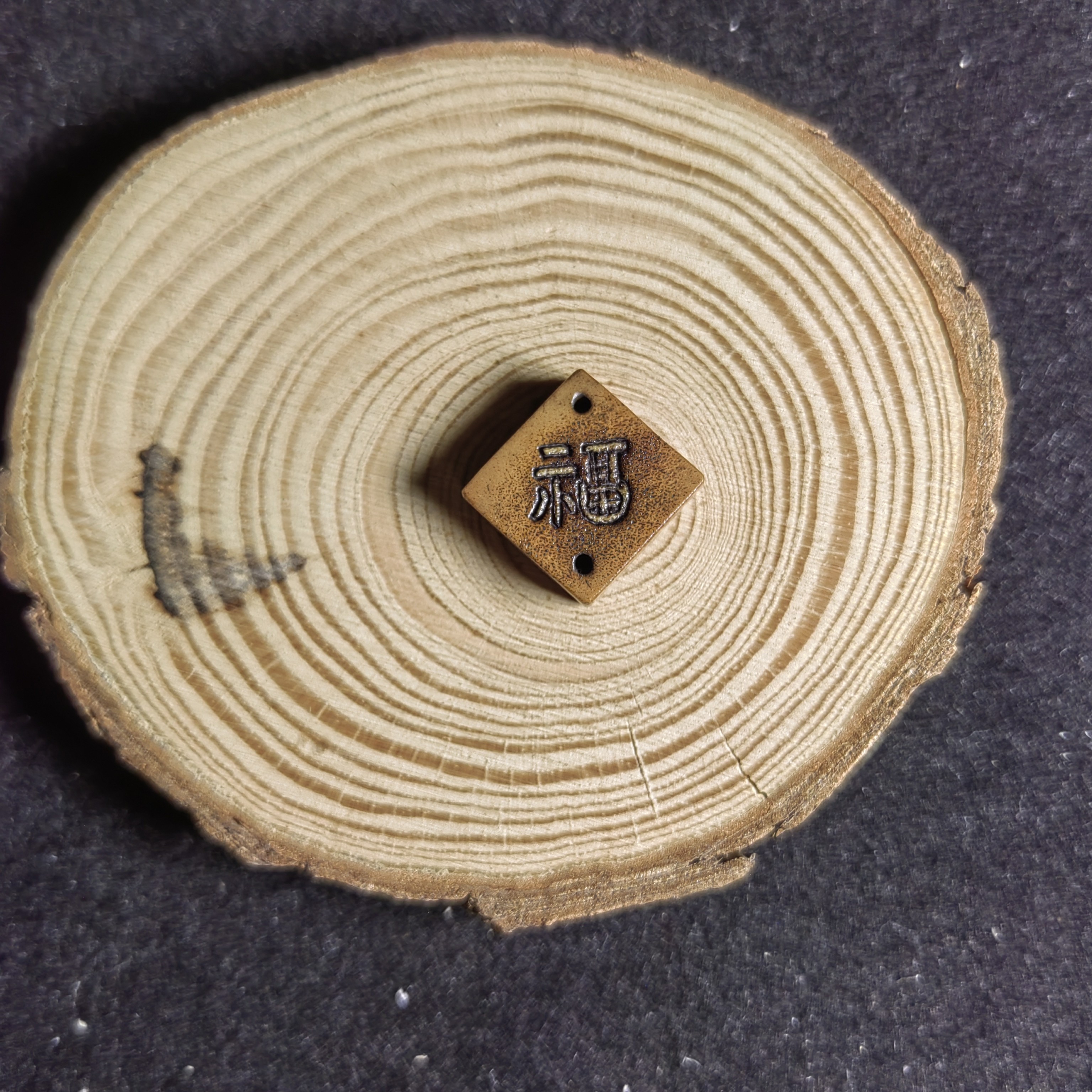 鹿角根付《福》采用古法炼色工艺，盘玩更加柔润古朴。