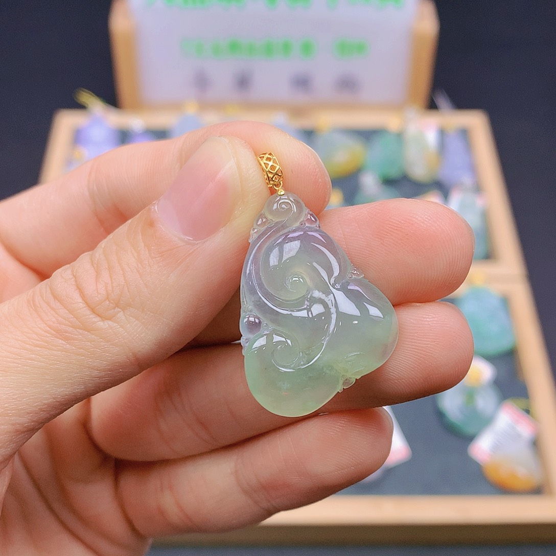 翡翠18K金镶嵌颈饰翡翠