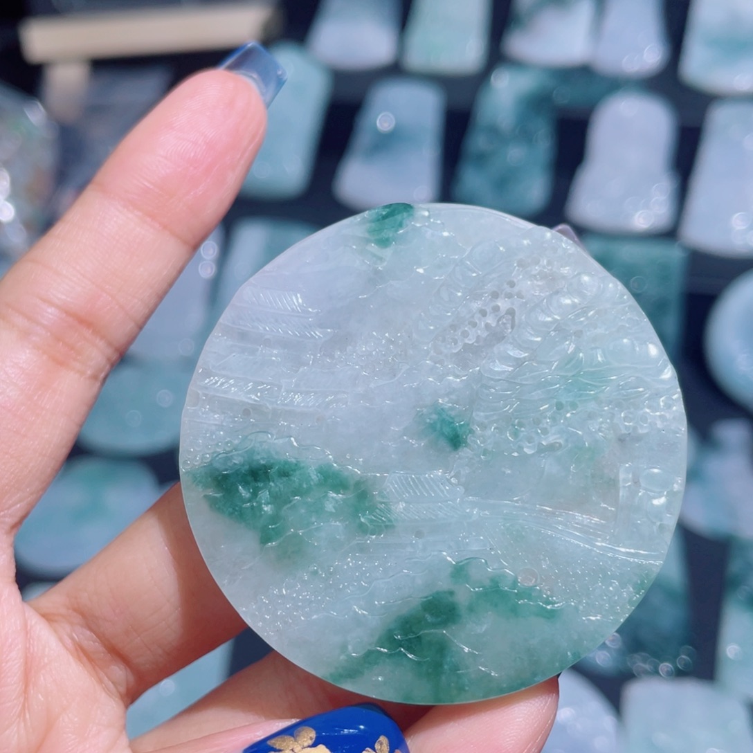 翡翠未镶嵌颈饰山水