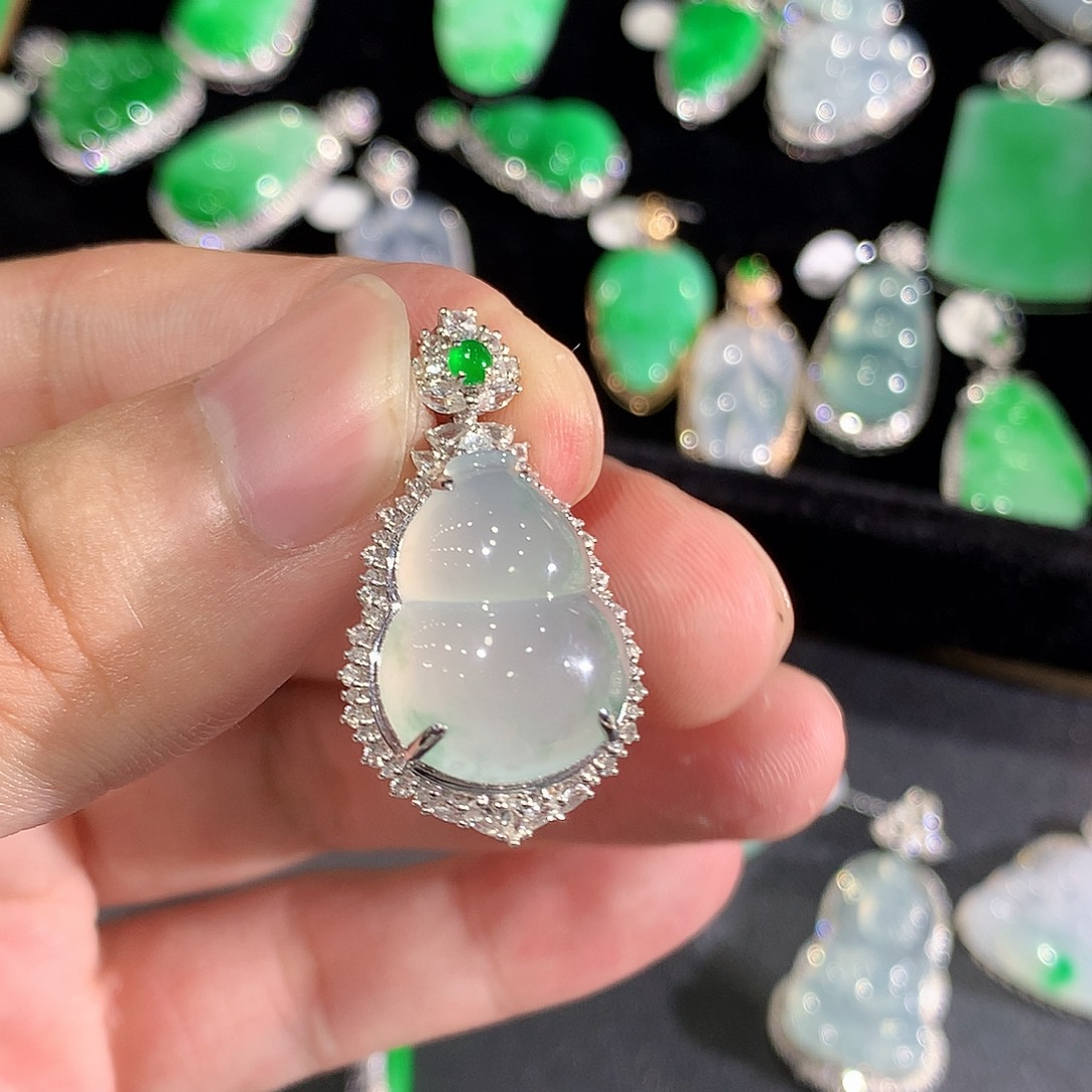 翡翠18K金镶嵌颈饰