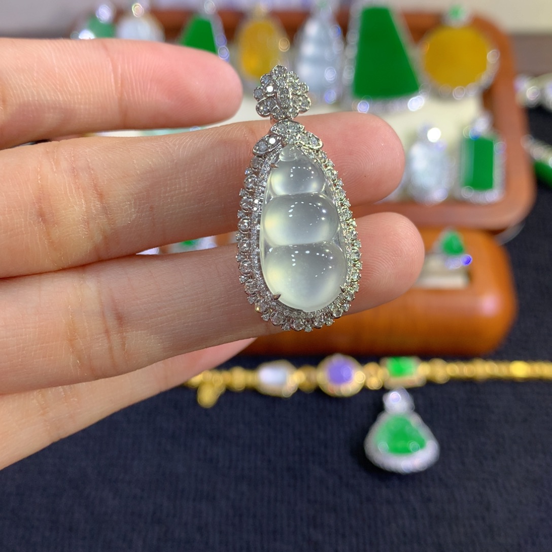 翡翠18K金镶嵌吊坠(不含链)福豆