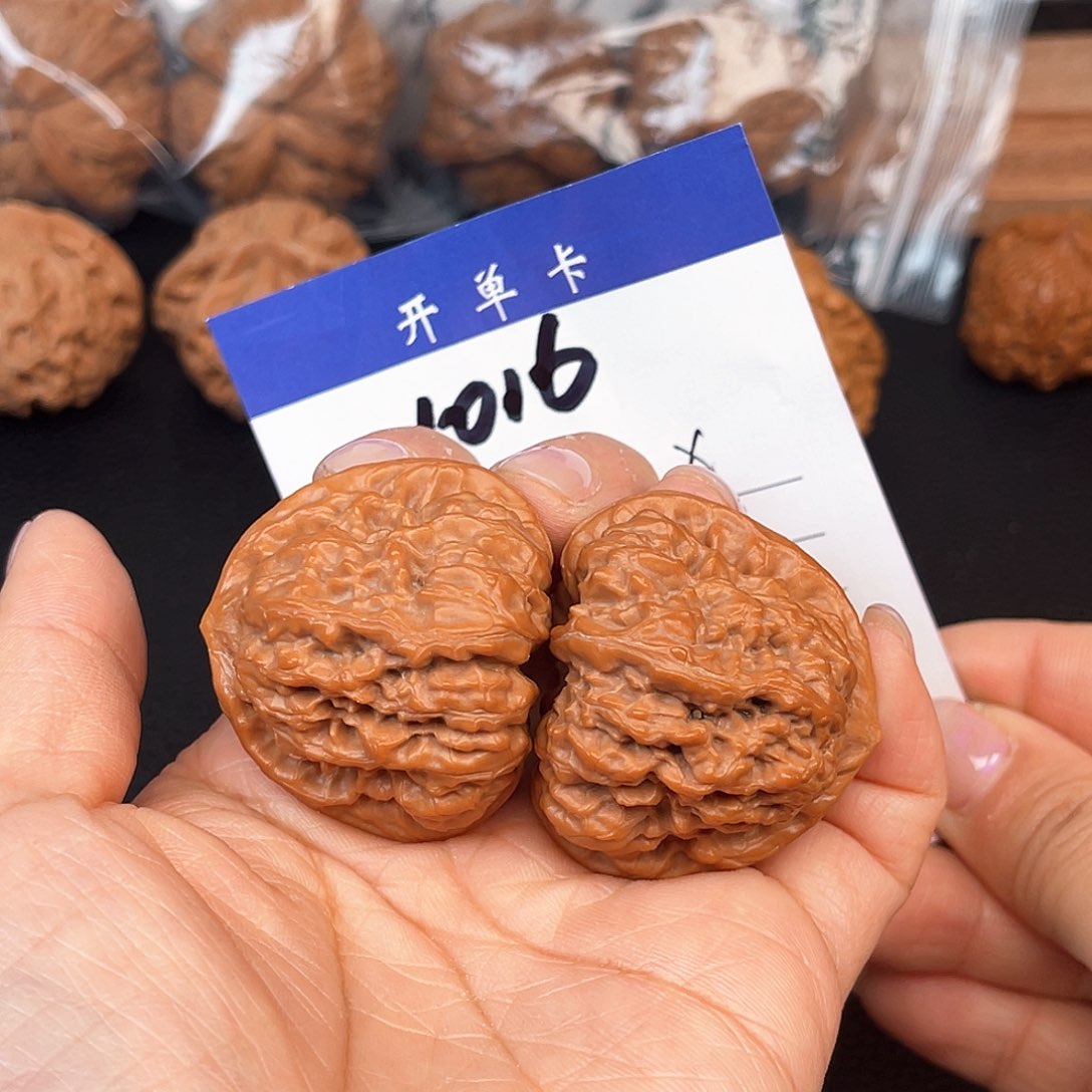 文玩核桃吊坠M***丶平谷凹底39尺。 1016