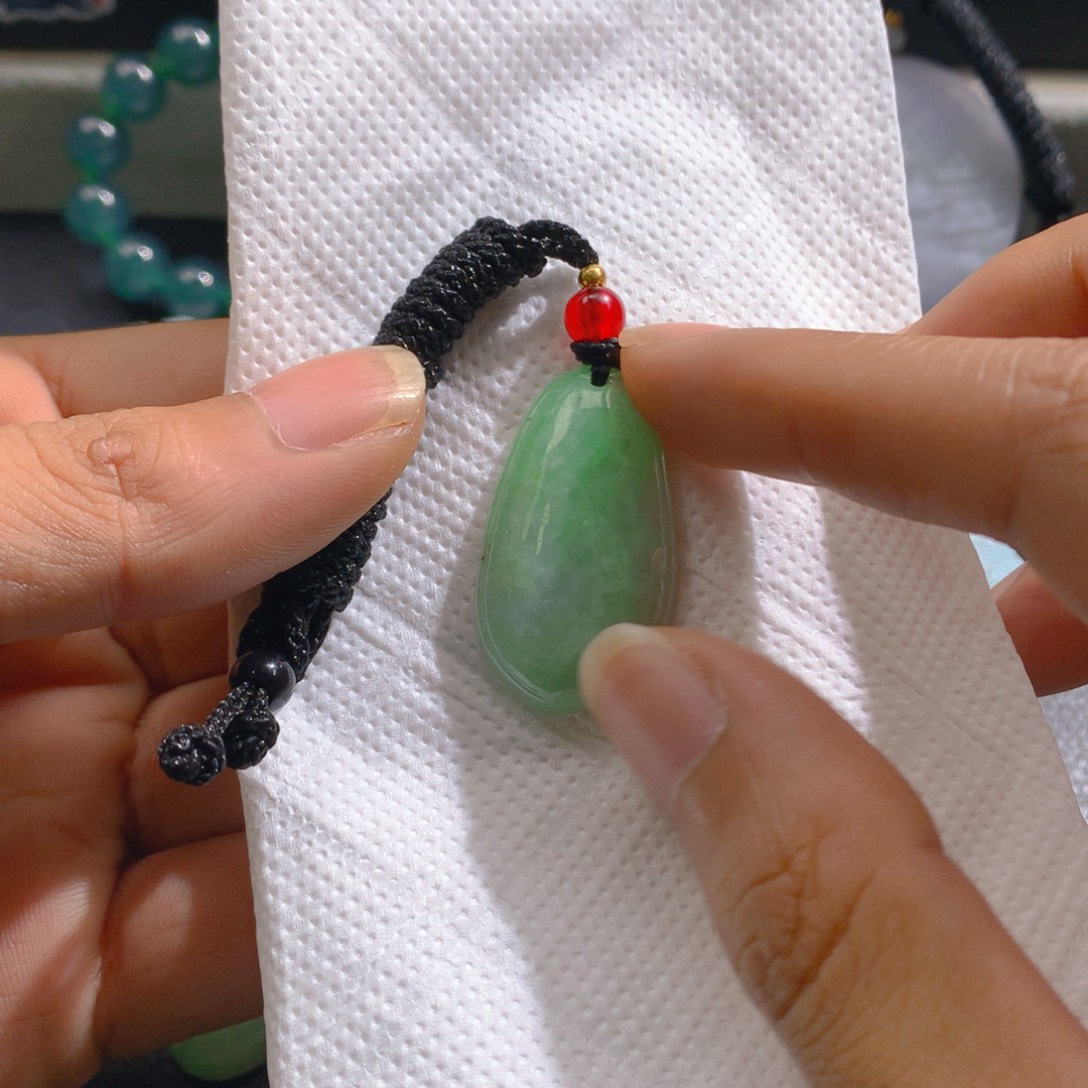 J***1翡翠未镶嵌颈饰翡翠