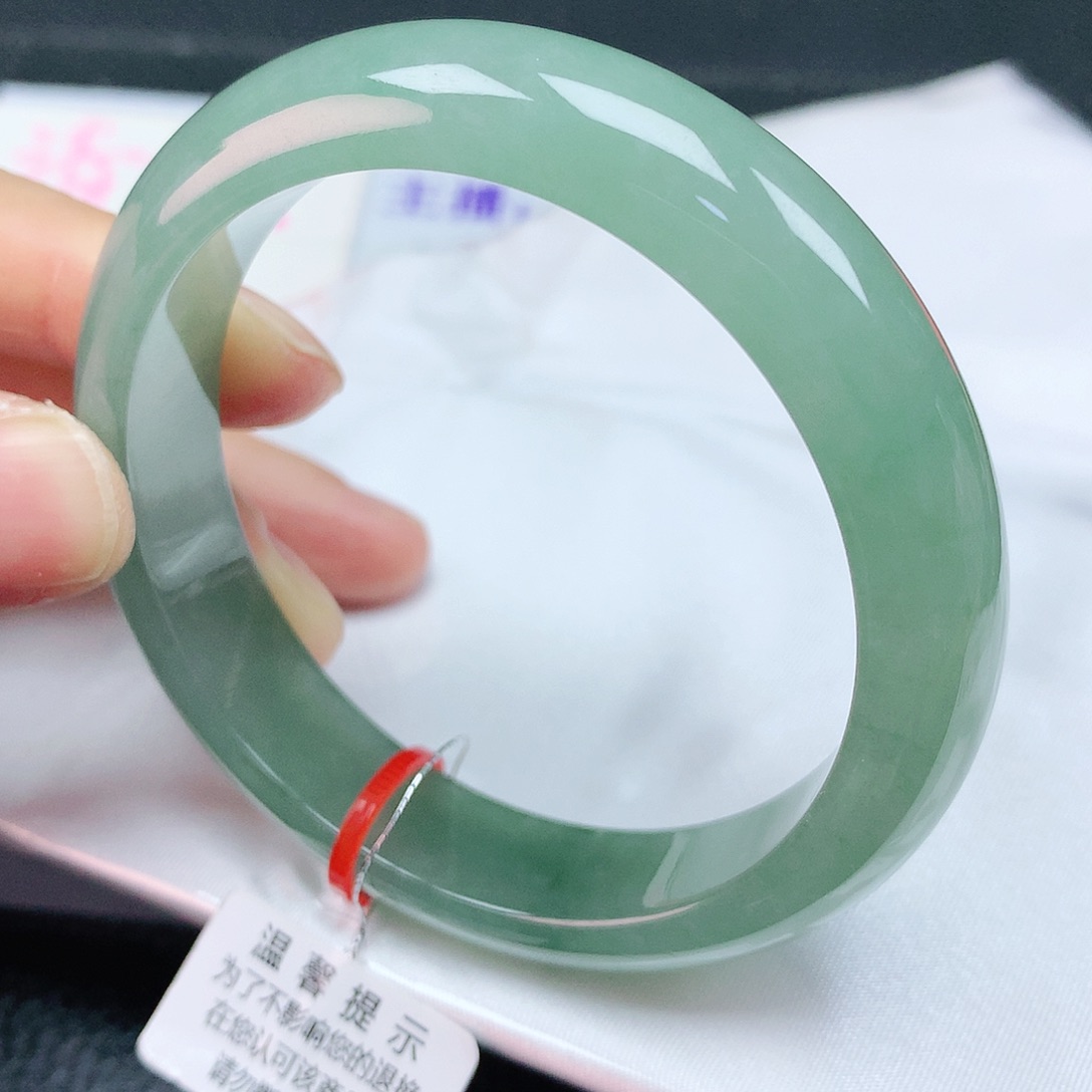 翡翠手镯未镶嵌55圈