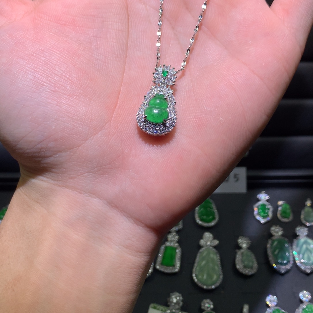 好***困翡翠未镶嵌吊坠(赠链)