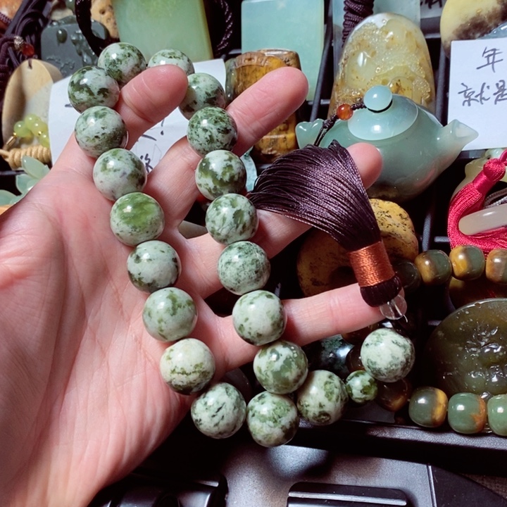 蛇纹石玉颈饰未镶嵌