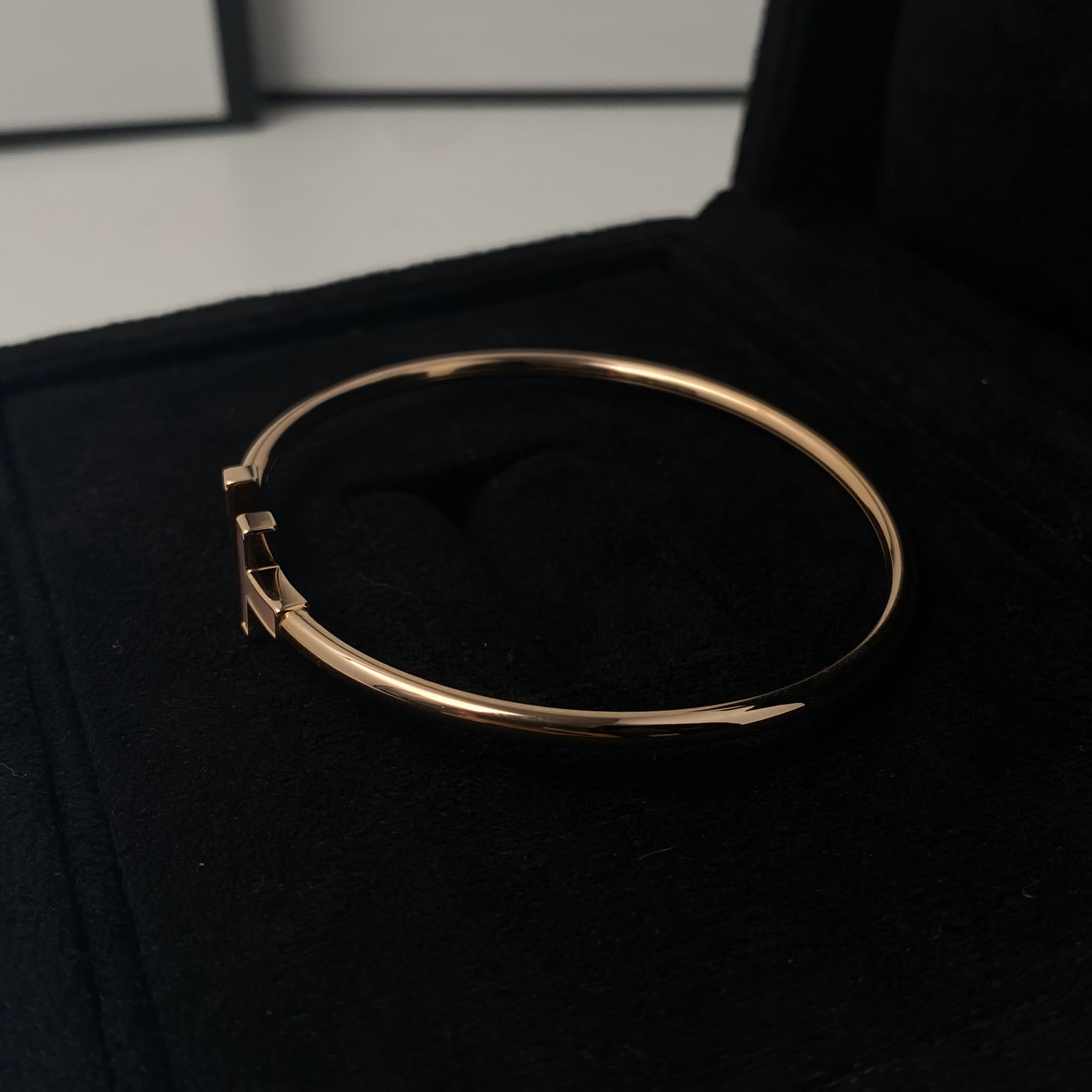 铜合金合成锆石手镯 经典线条不对称手镯 气质轻奢时尚百搭Z0724