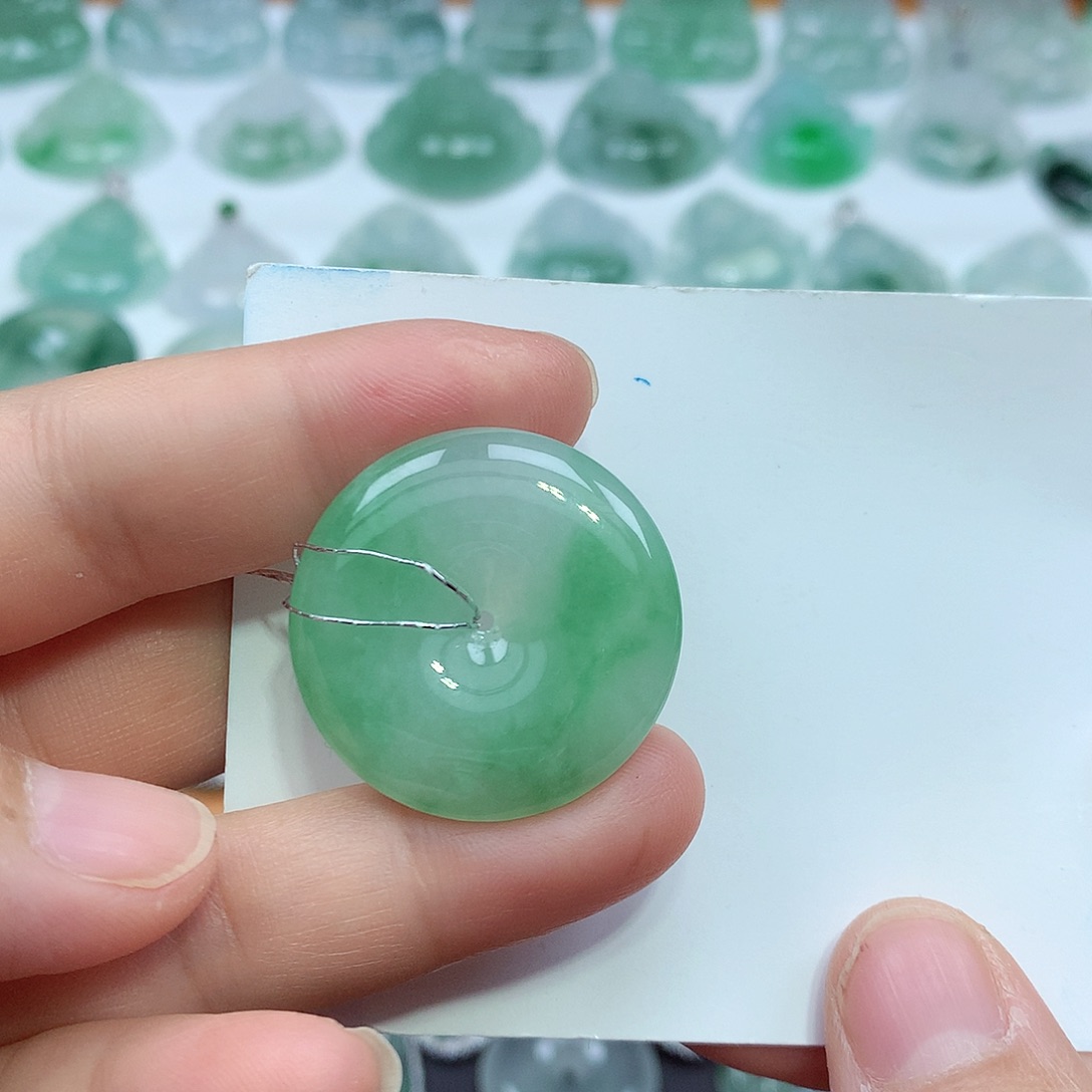 翡翠颈饰未镶嵌平安扣