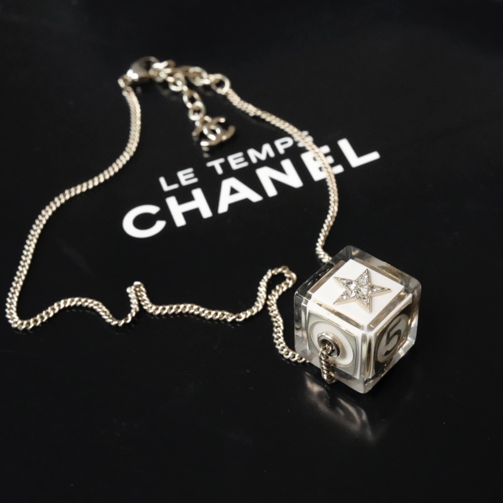 Chanel 亚克力方块项链