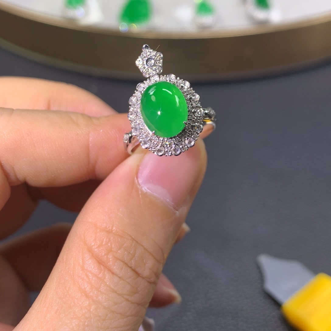 翡翠戒指18K金镶嵌翡翠