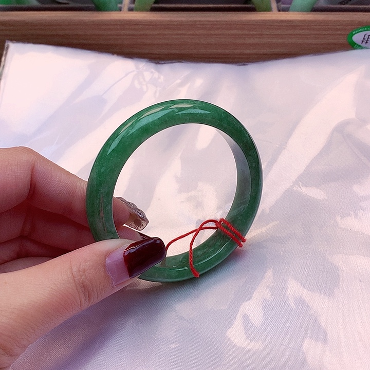 翡翠手镯未镶嵌翡翠