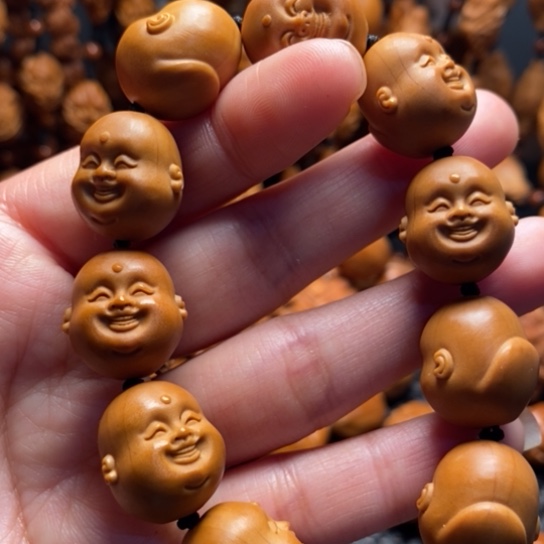 橄榄核吊坠十分开心