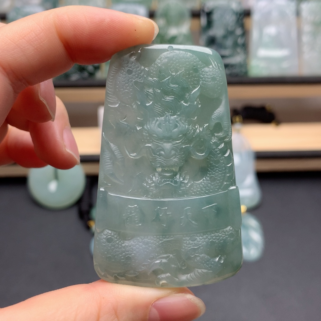 颈饰未镶嵌翡翠龙牌