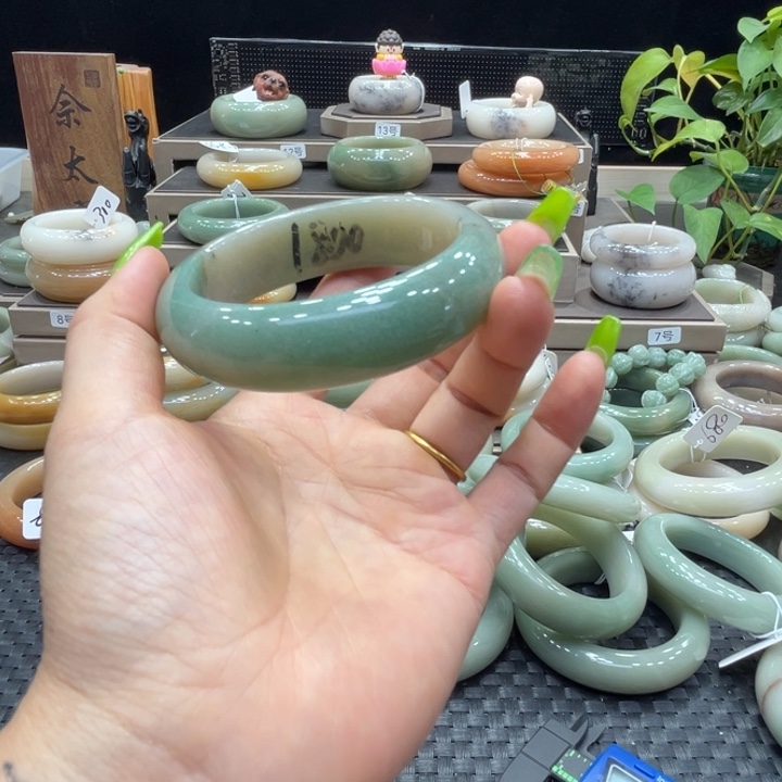 勿***语石英质玉手镯未镶嵌