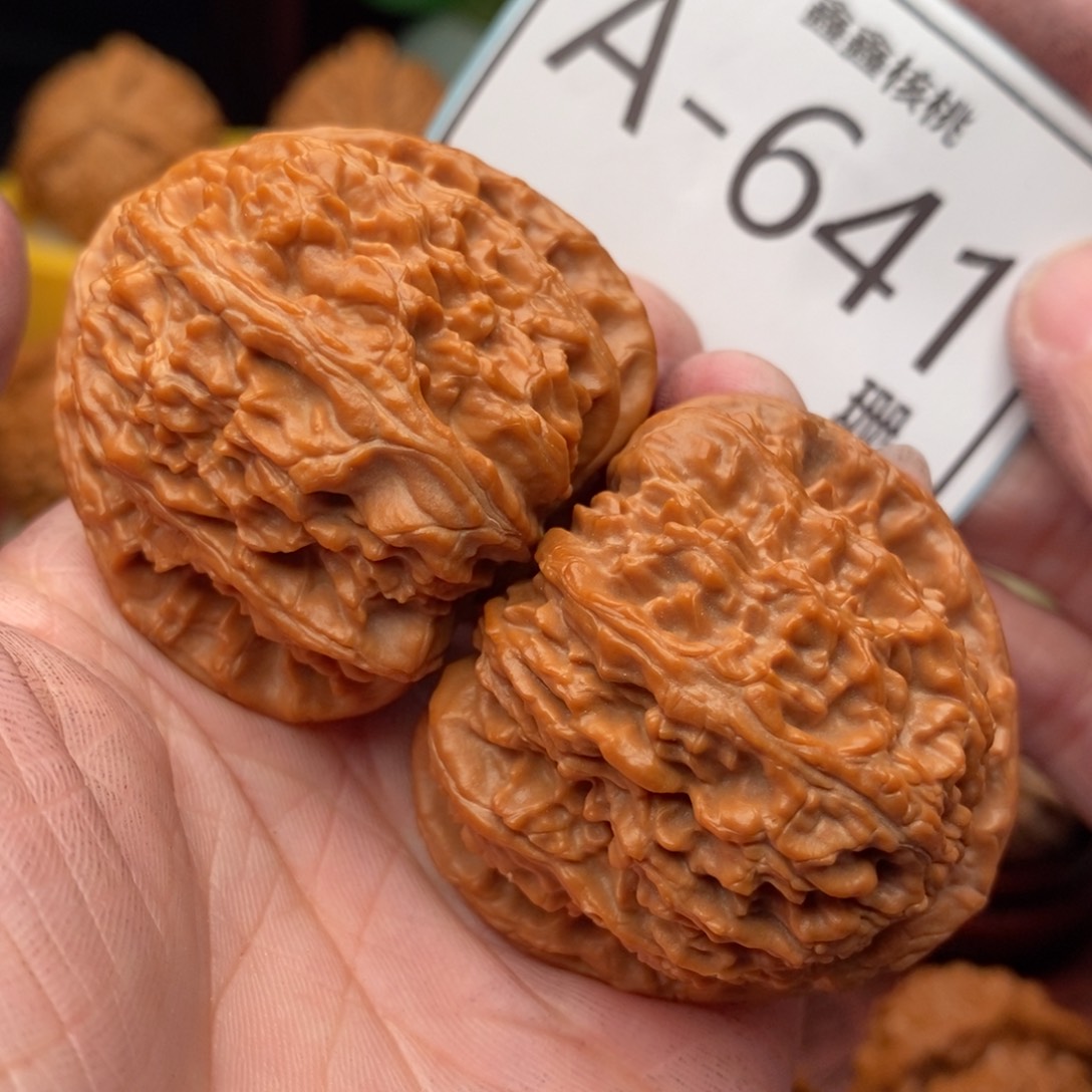 文玩核桃把件三角白43