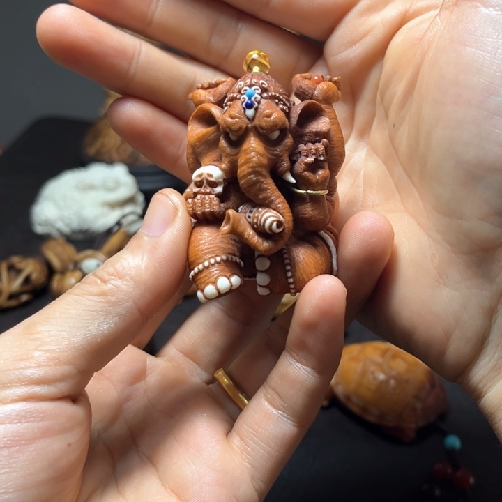 木氟*汀鹿角雕刻工艺摆件制作