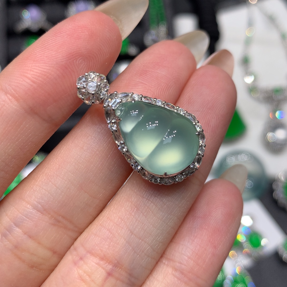 翡翠18K金镶嵌吊坠(赠链)清爽胖豆子