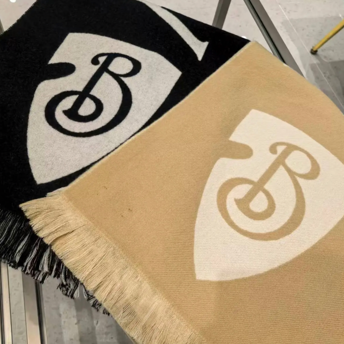 未使用 BURBERRY/博柏利 字母盾牌印花logo羊毛双面围巾168✖️33cm