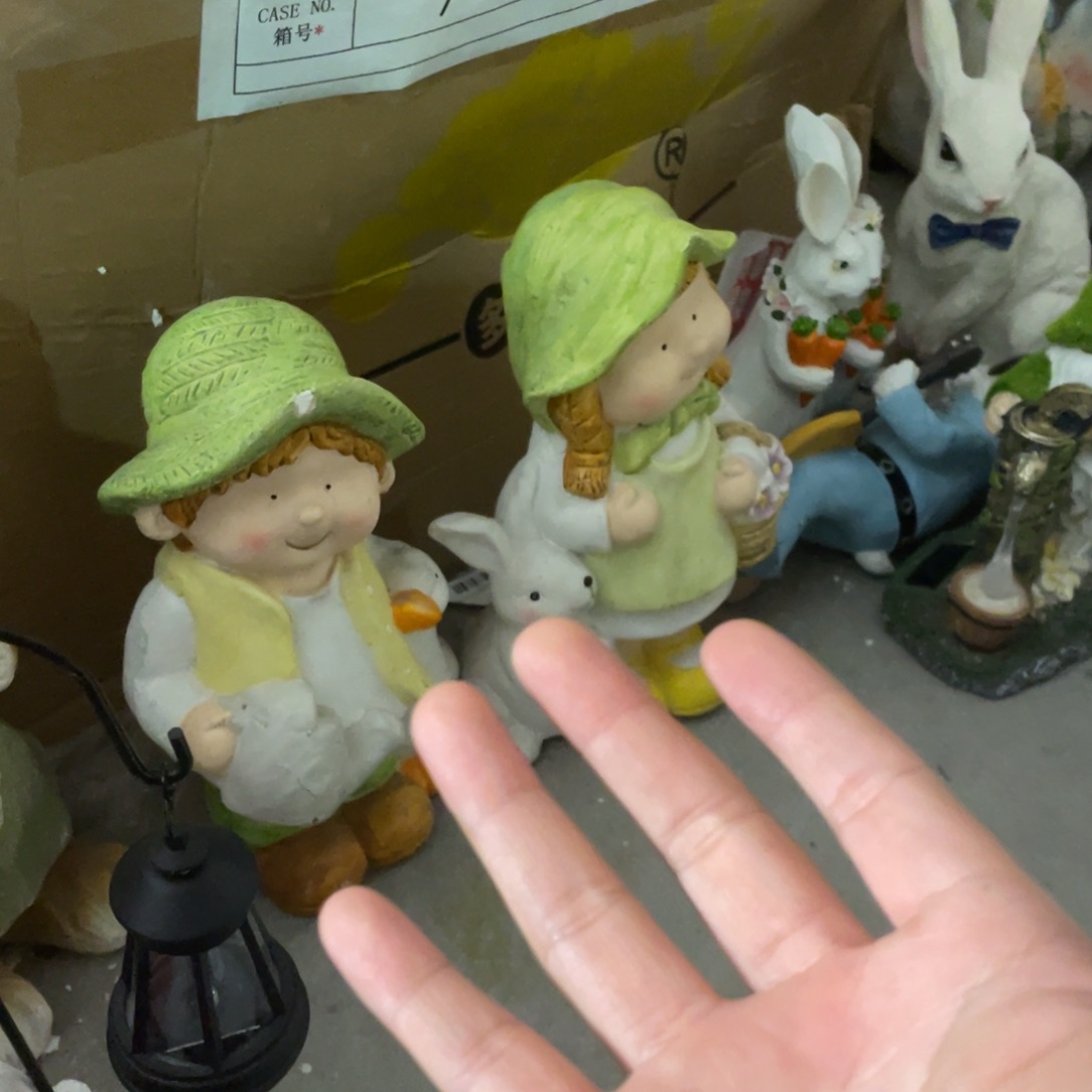 【闪购商品】树脂提花篮拿水壶男女孩一对