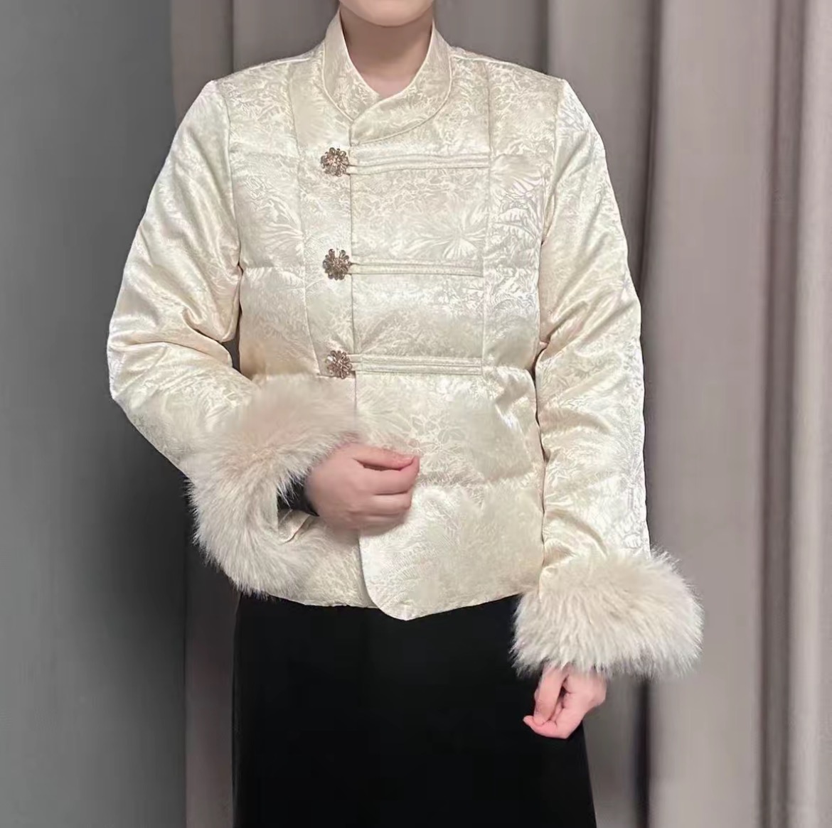 冬季新中式重工三颗水晶大钻扣毛毛袖口国风石墨烯云绒棉服提花