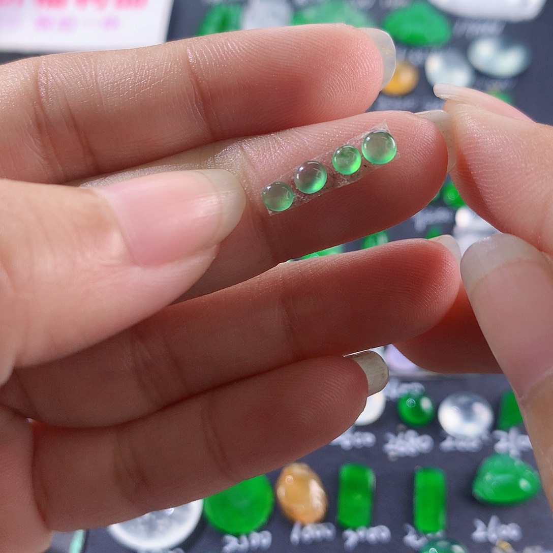 【闪购商品】翡翠颈饰未镶嵌小顶珠4个