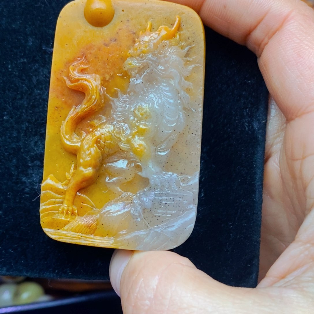 未镶嵌石英质玉（黄龙玉）项链