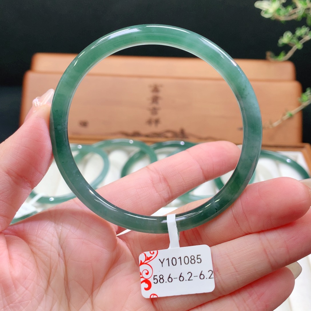 翡翠手镯未镶嵌天然