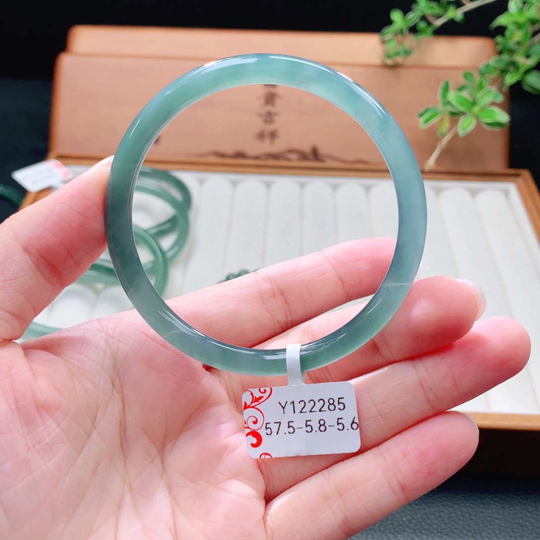 未镶嵌手镯（圆镯）翡翠