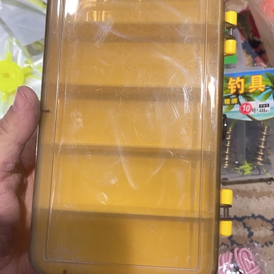 黄色假饵盒一个。      