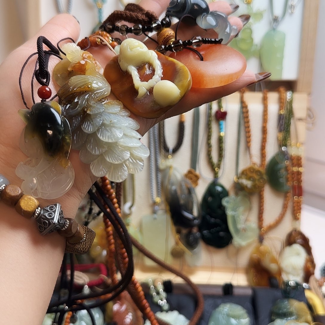 逆***茹蛇纹石玉合金颈饰