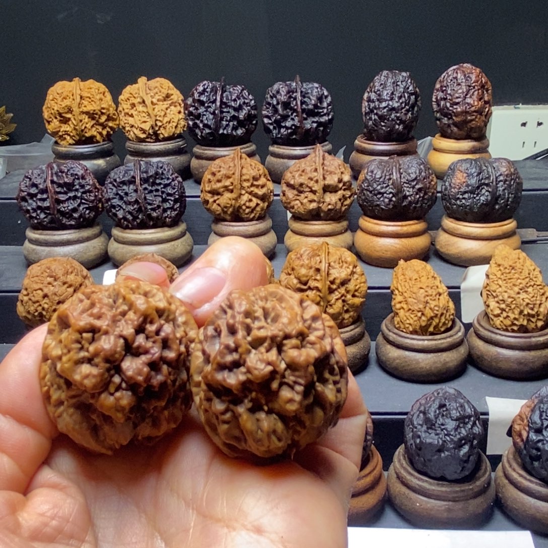 文玩核桃吊坠舍利子35