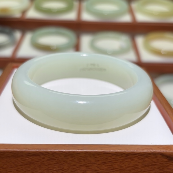 董***卓和田玉未镶嵌手镯暖白宽版