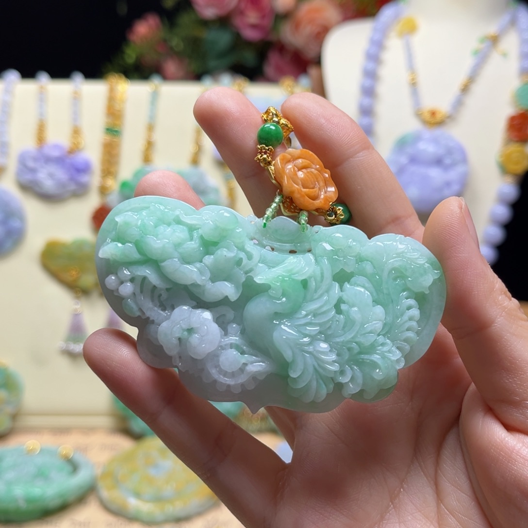 翡翠颈饰未镶嵌凤凰牡丹
