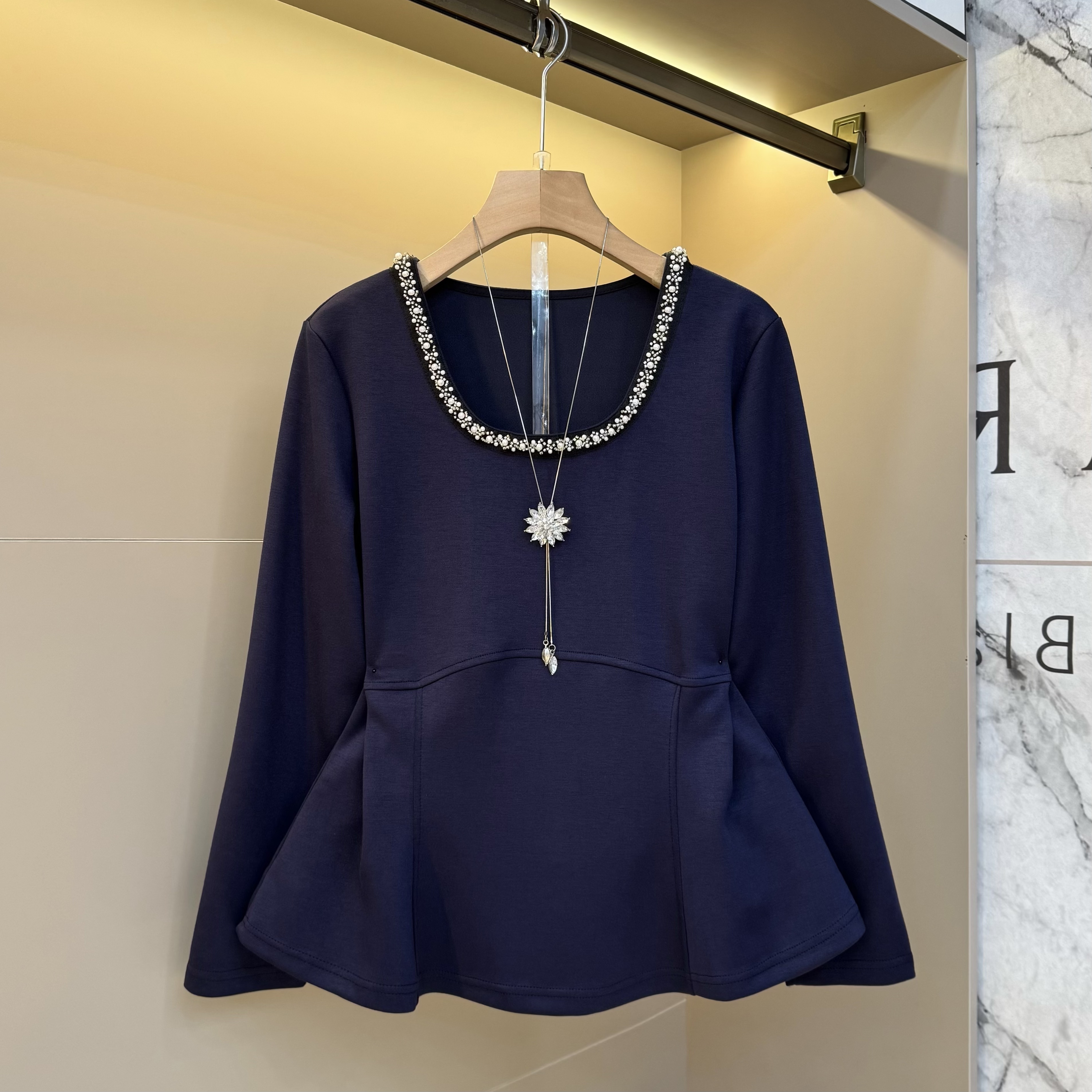 新款胖妹妹2025方领重工钉珠设计感洋气时尚精美显瘦长袖上衣5319