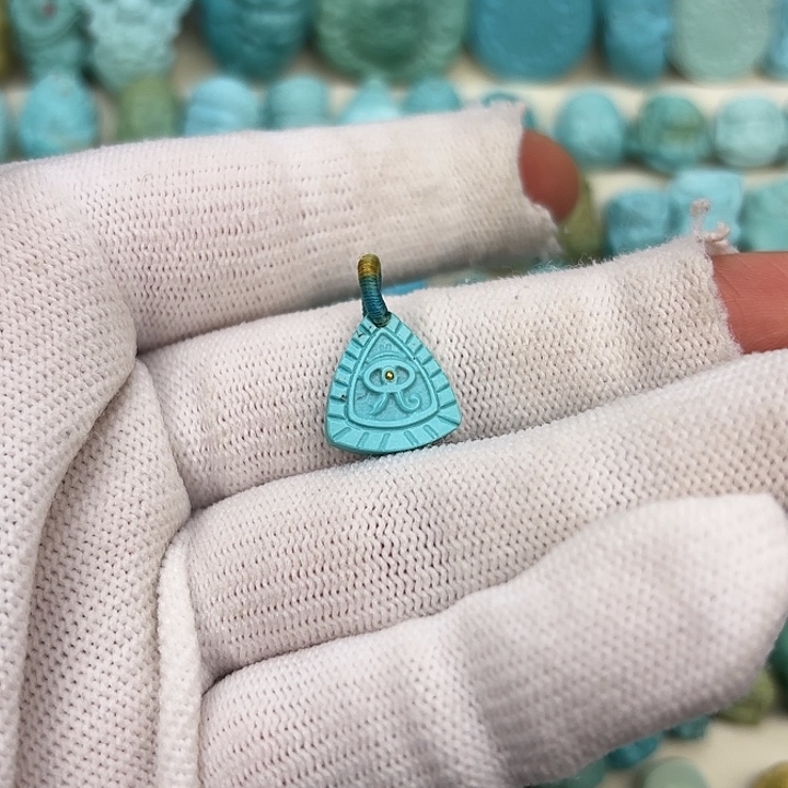 绿松石未镶嵌挂件