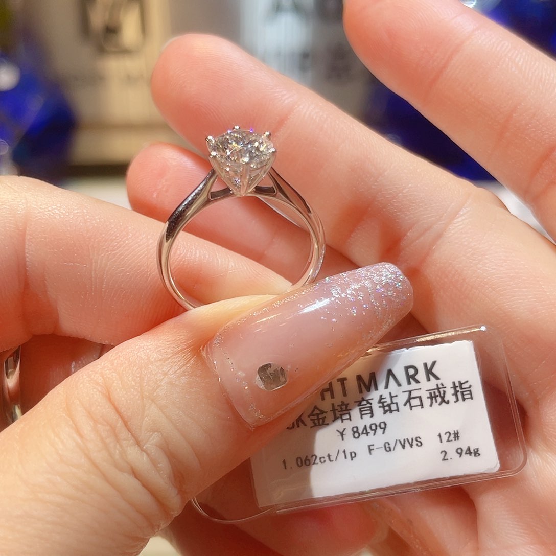 实验室培育钻石18K金镶嵌1.06F-G/VVS，12