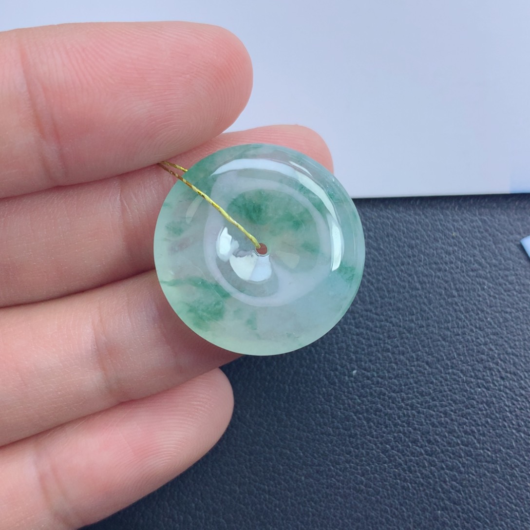 翡翠颈饰未镶嵌平安扣